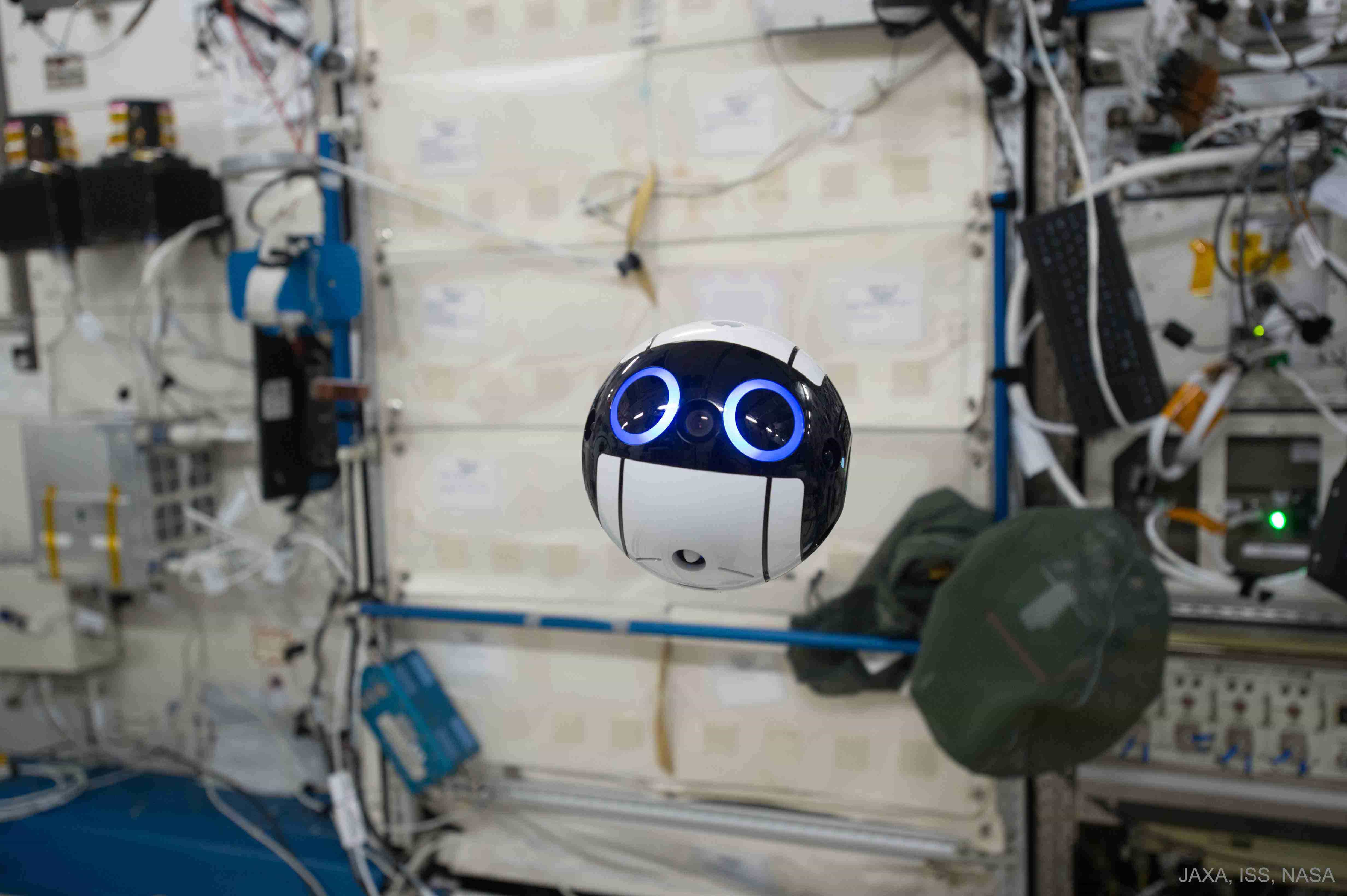 今日 APOD 是国际空间站的一个小机器人